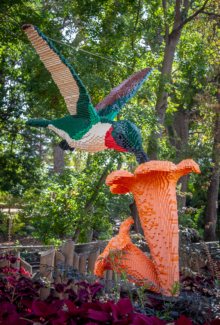 Hummingbird and flower: 31,565 lego bricks