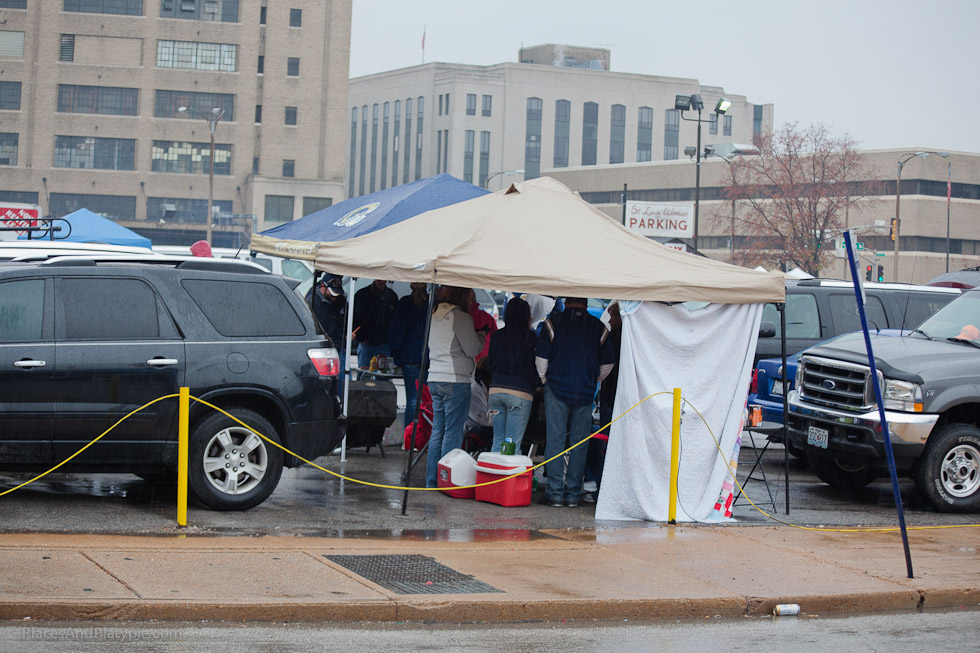 The huddled tailgating masses...