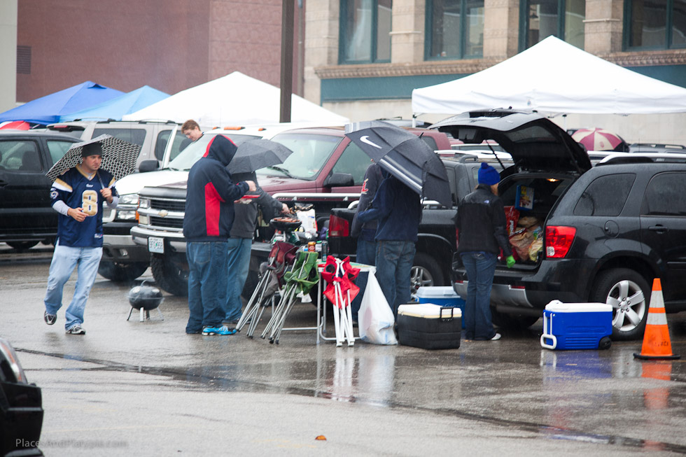 Setting UP in the rain - now THAT's hardcore tailgating! Kool!