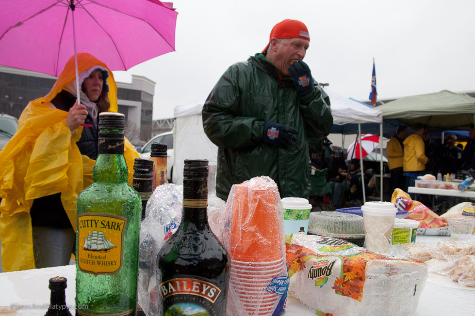 Hardcore Tailgating! Kool!