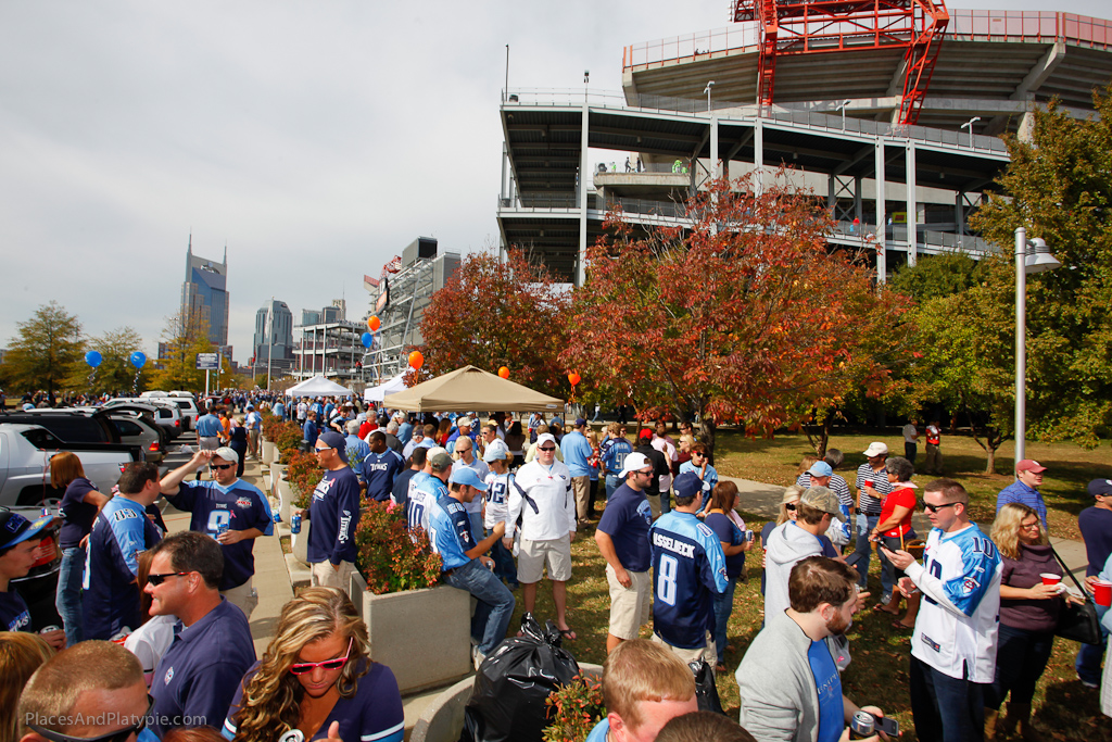 Lots of happy Titans tailgaters!