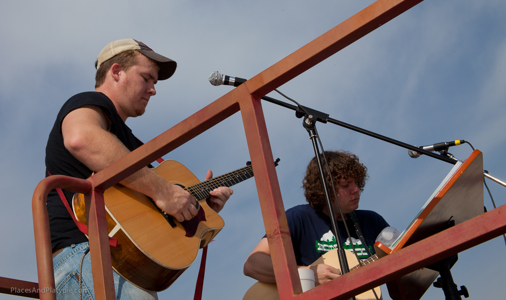The Roneaway Duo provided music fo the tailgating fans (See video and check acousticduo.net)