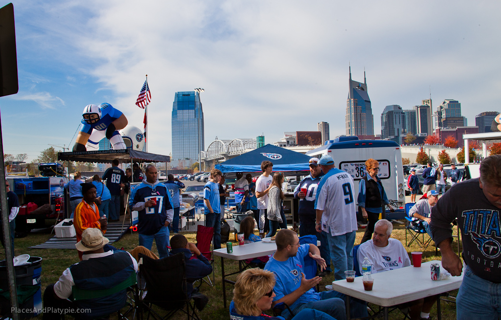 TennesseeTitansTailgaters.com buffet is the most popular tailgating group we saw - kool!